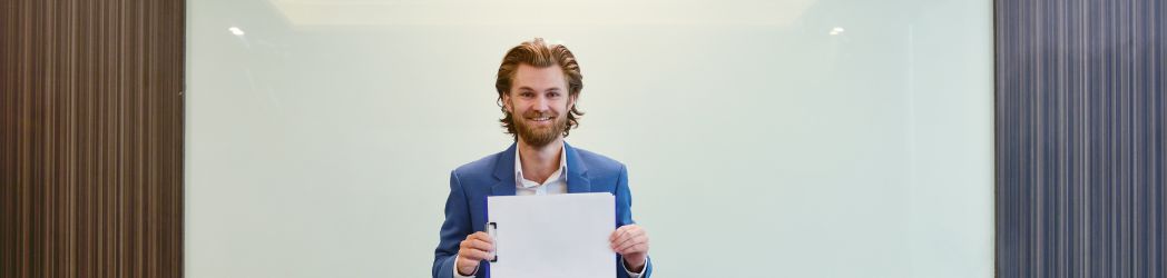 Lambrín en oficinas y espacios comerciales: funcionalidad y diseño en entornos de trabajo