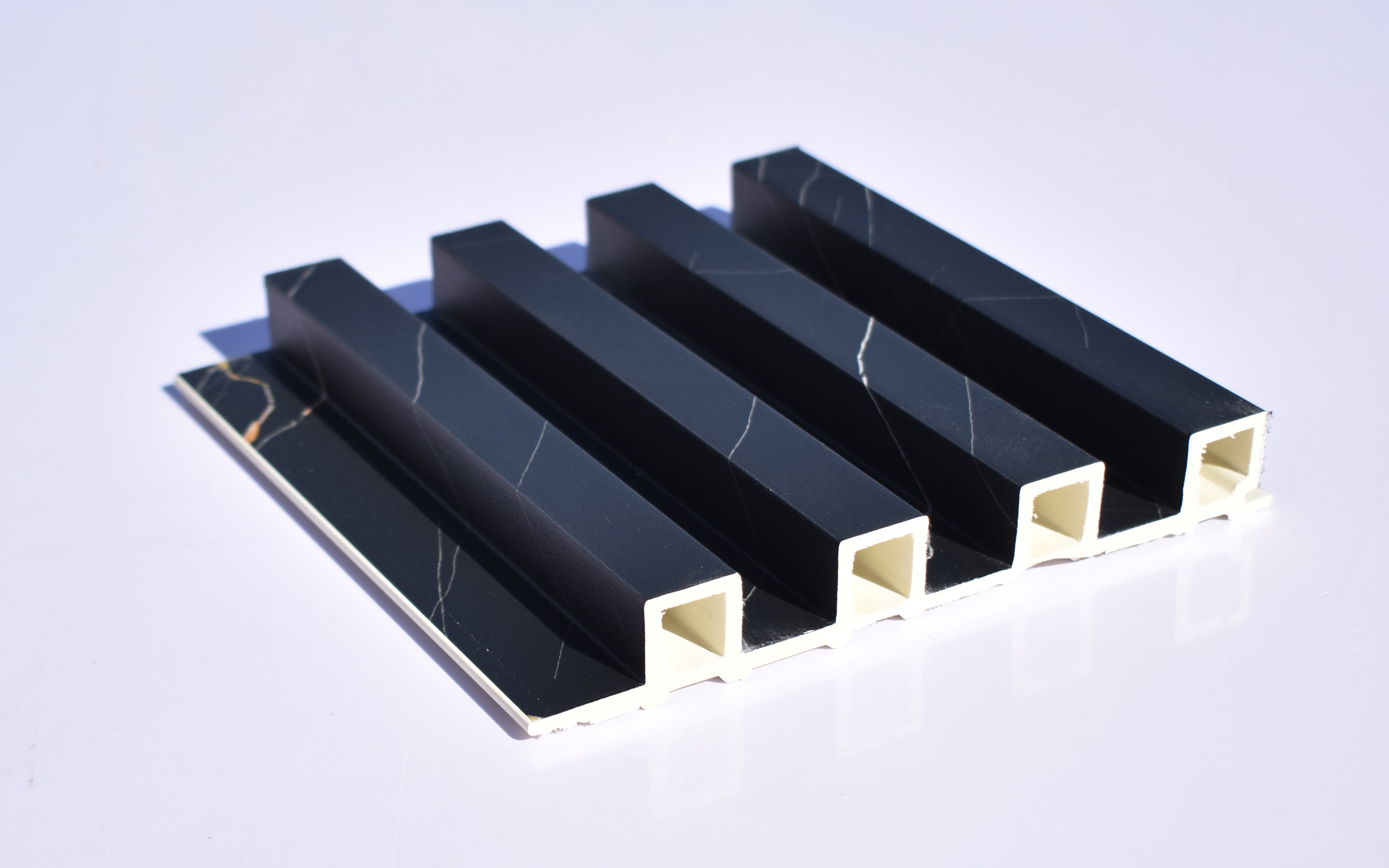 LAMBRIN INTERIOR COLOR NEGRO MARMOL 16X2.90 CAJA 14 PIEZAS